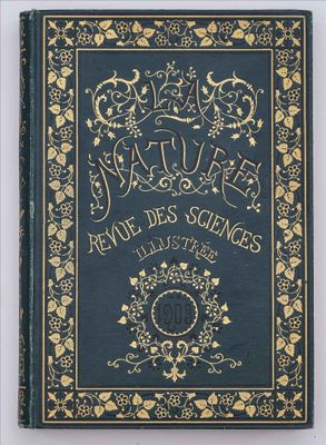 un livre bleu avec des lettres dorées sur la couverture