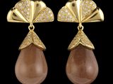 une paire de boucles d'oreilles en or ornées de pierres marron et de diamants