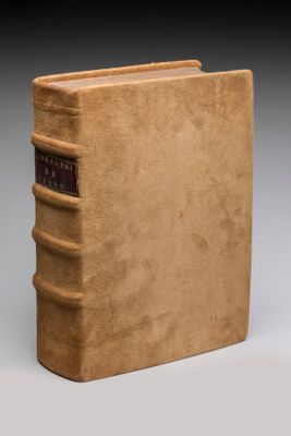 un vieux livre à la couverture brune posé sur une table