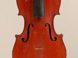 un vieux violon posé sur une surface blanche