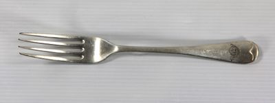 une fourchette et une cuillère posées sur une table
