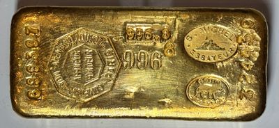 gros plan d'un lingot d'or sur une surface blanche