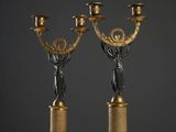 paire de bougeoirs anciens en bronze représentant une dame tenant un candélabre