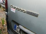 un gros plan de l'arrière d'une voiture sur laquelle est collé un autocollant