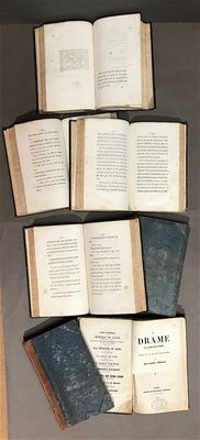 plusieurs livres ouverts exposés dans une vitrine posée sur une table
