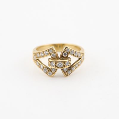l'image d'une bague en or ornée de diamants