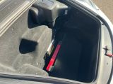 un siège dans le coffre d'une voiture dont la porte est ouverte