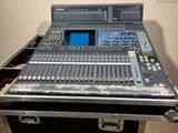 une grande console de mixage posée sur une table