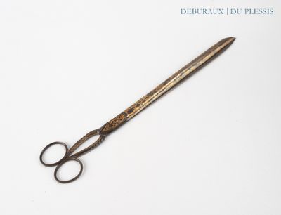 une paire de ciseaux posée sur une table