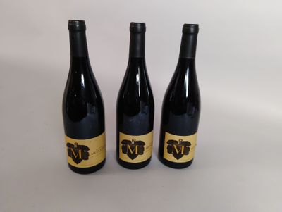 trois bouteilles de vin posées l'une à côté de l'autre sur une table