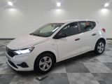 la voiture blanche est garée sur le sol à carreaux d'un garage