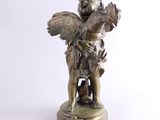 une image représentant une statue d'un enfant tenant un oiseau