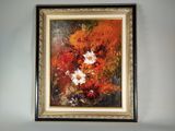 une peinture de fleurs dans un vase accrochée au mur