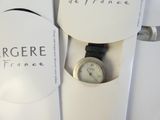 une montre qui se trouve dans une boîte sur une table