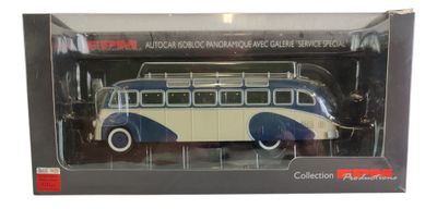 un petit bus en jouet dans une boîte, sur fond blanc, orné d'une bande rouge et bleue