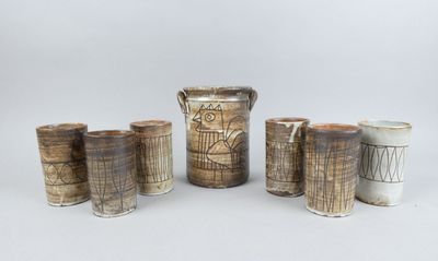plusieurs vases de styles différents posés sur une surface blanche