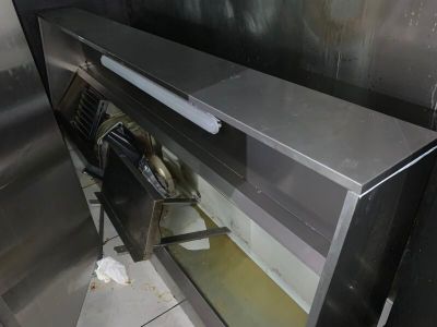 une étagère en métal contenant tout un tas d'objets