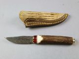 two different types of knives that are on a table