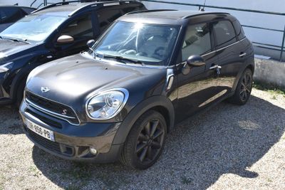 deux petites voitures garées l'une à côté de l'autre sur un parking