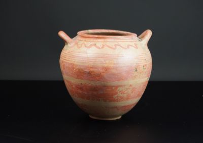 un vase posé sur une table noire