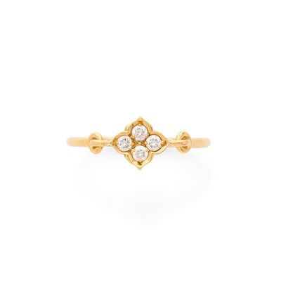 une bague en or jaune sertie de trois diamants au centre