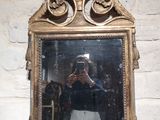 une femme se prenant en photo dans un miroir