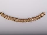 un bracelet en chaîne d'or orné d'un motif floral