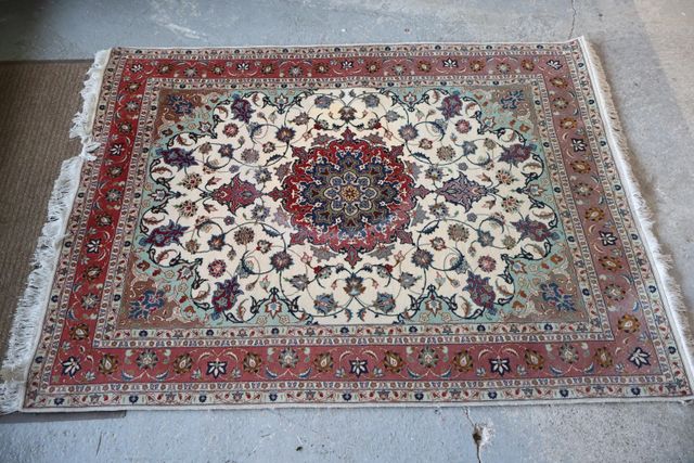 Tapis d’Orient noué main en laine et soie. 151 X 200 cm. Légère i...