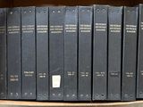 beaucoup de livres dans une boîte sur la table