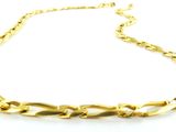 gros plan d'un collier en chaîne en or sur fond blanc