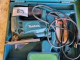 une boîte à outils bleue avec des outils sur une table