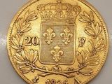 une pièce d'or sur laquelle figurent des armoiries et des branches de laurier