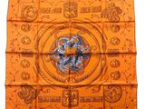 un foulard en soie orange orné d'un lion