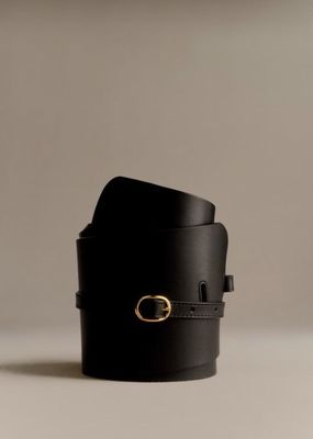une ceinture en cuir noir avec une boucle dorée sur un fond blanc