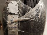 une paire de gants de boxe emballés dans du plastique, posée sur une table