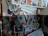 une boîte remplie de timbres et de cartes postales posée sur une table