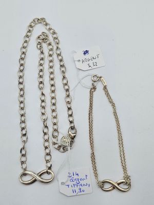 deux colliers en argent et une chaîne avec un fermoir