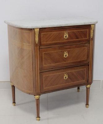 une commode en marbre dans une pièce
