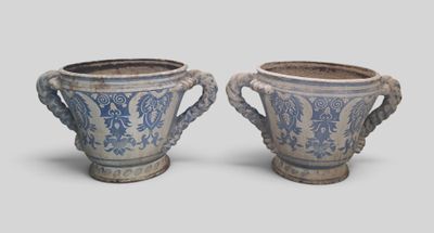 paire de vases bleus et blancs munis d'anses, sur fond gris
