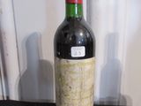 une bouteille de vin posée sur une table