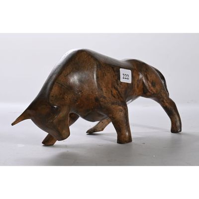 sculpture en bois représentant un taureau avec une étiquette autour du cou