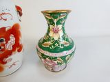 deux vases posés côte à côte sur une surface blanche