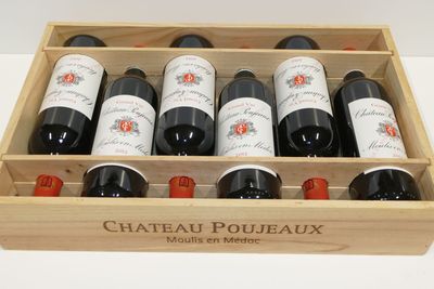 bouteilles de vin rouge dans un coffret en bois sur une table