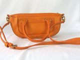 un sac à main orange sur fond blanc, entouré d'une bandoulière