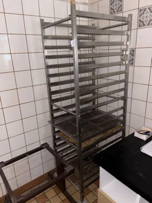 une photo d'une cuisine avec une étagère métallique et un évier