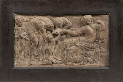 une image représentant un relief représentant un groupe de personnes, dans un cadre en bois