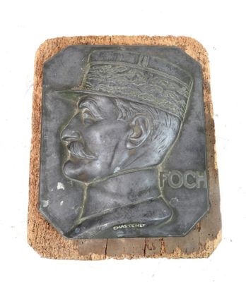 une plaque sur laquelle figure la photo d'un homme portant un chapeau