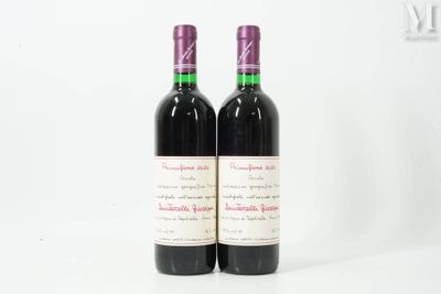 deux bouteilles de vin posées l'une à côté de l'autre sur une surface blanche