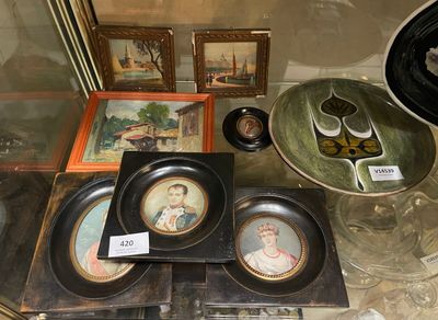une vitrine contenant de nombreux objets anciens