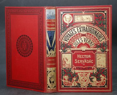 un vieux livre à la couverture rouge posé sur une table
